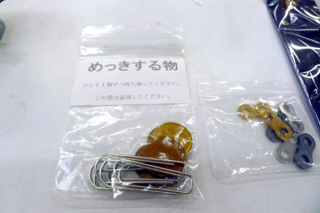 めっきするコインとクリップ