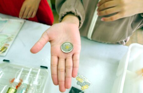 東大阪のものづくりキャリア教育｜筆でなでると、金色に変わる｜めっき加工体験教室 In 2026